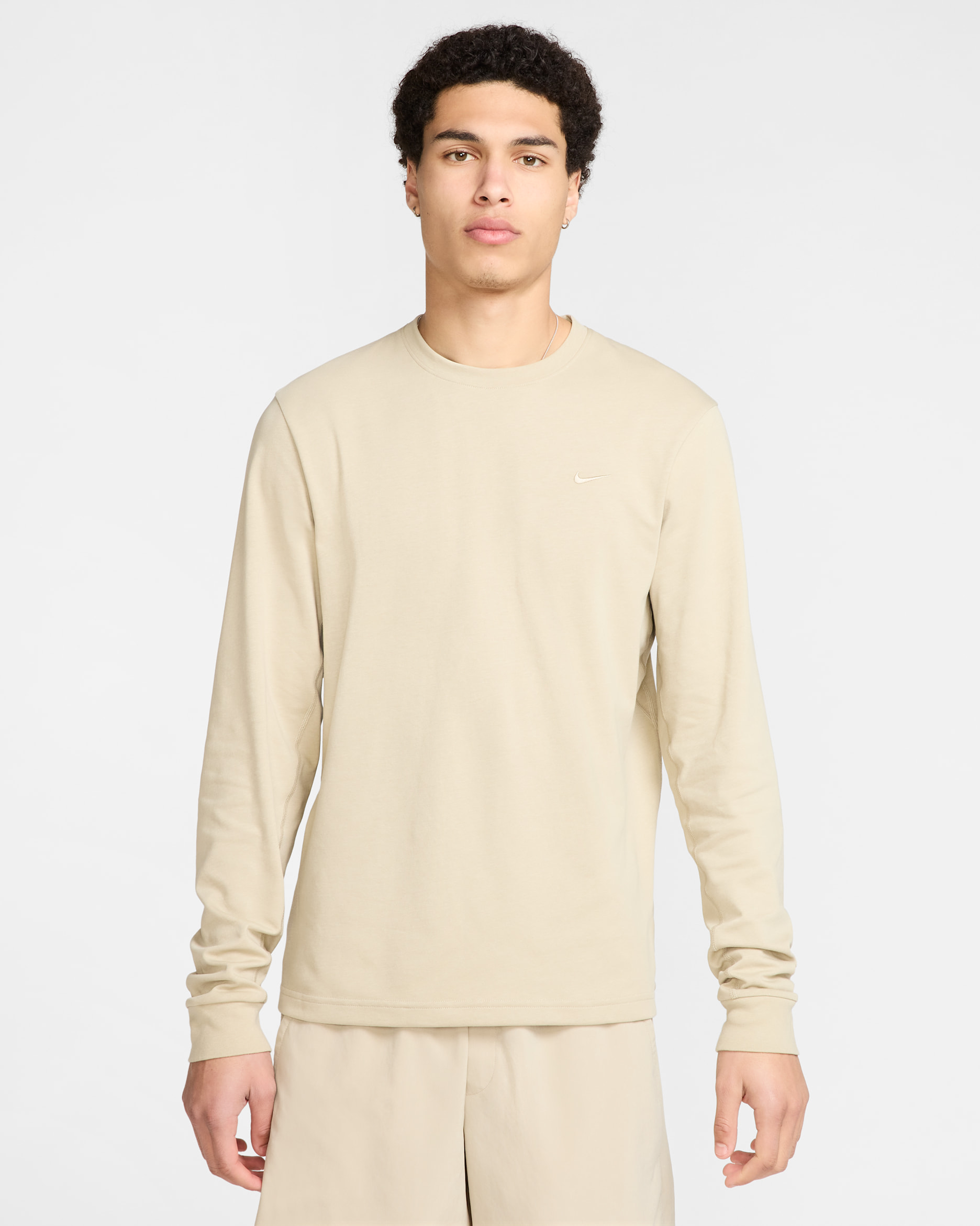 Playera de manga larga Dri-FIT versátil para hombre Nike Primary - Caqui desierto/Caqui desierto