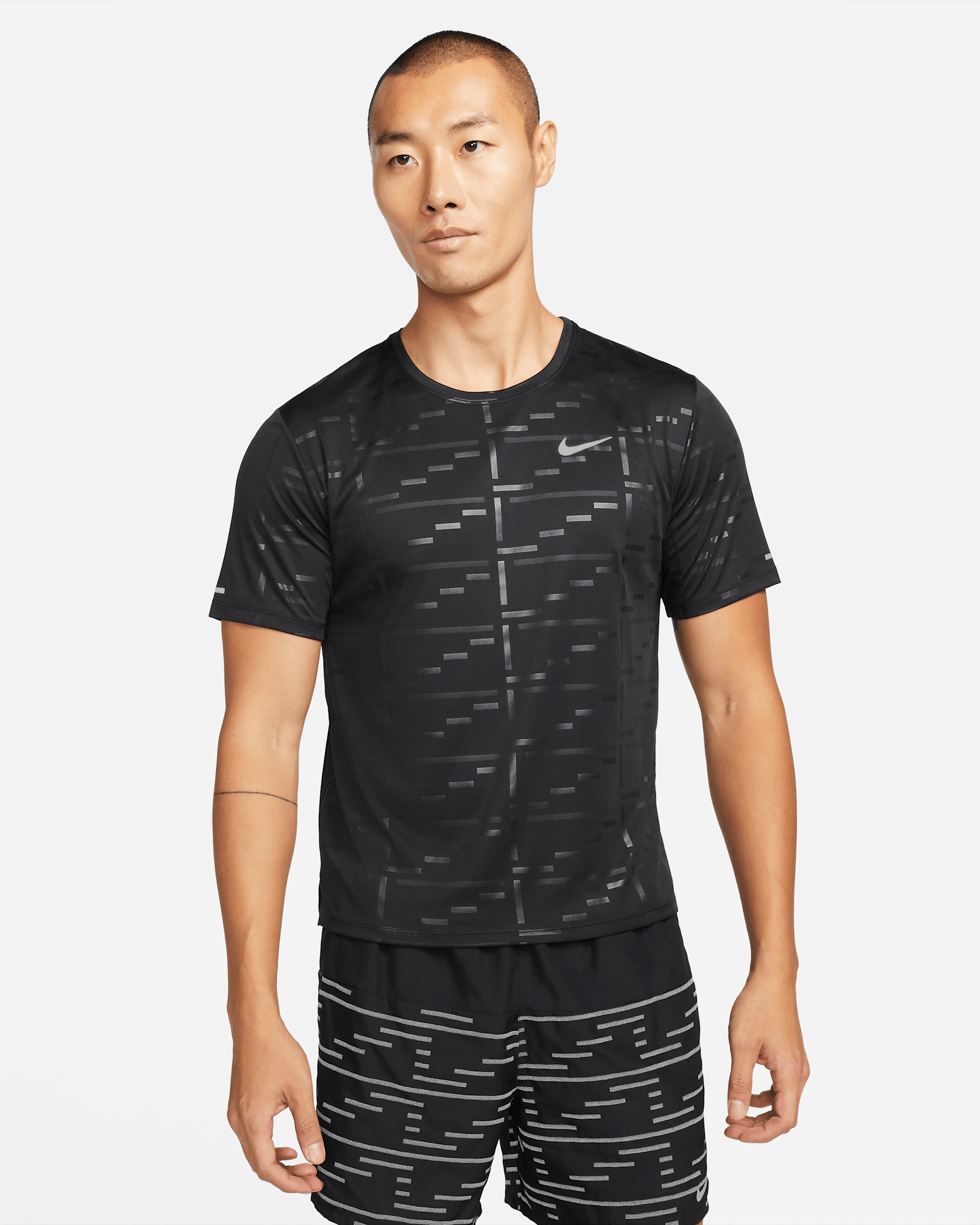เสื้อวิ่งแขนสั้นผู้ชายลายปั๊มนูน Nike Dri-FIT UV Run Division Miler - ดำ