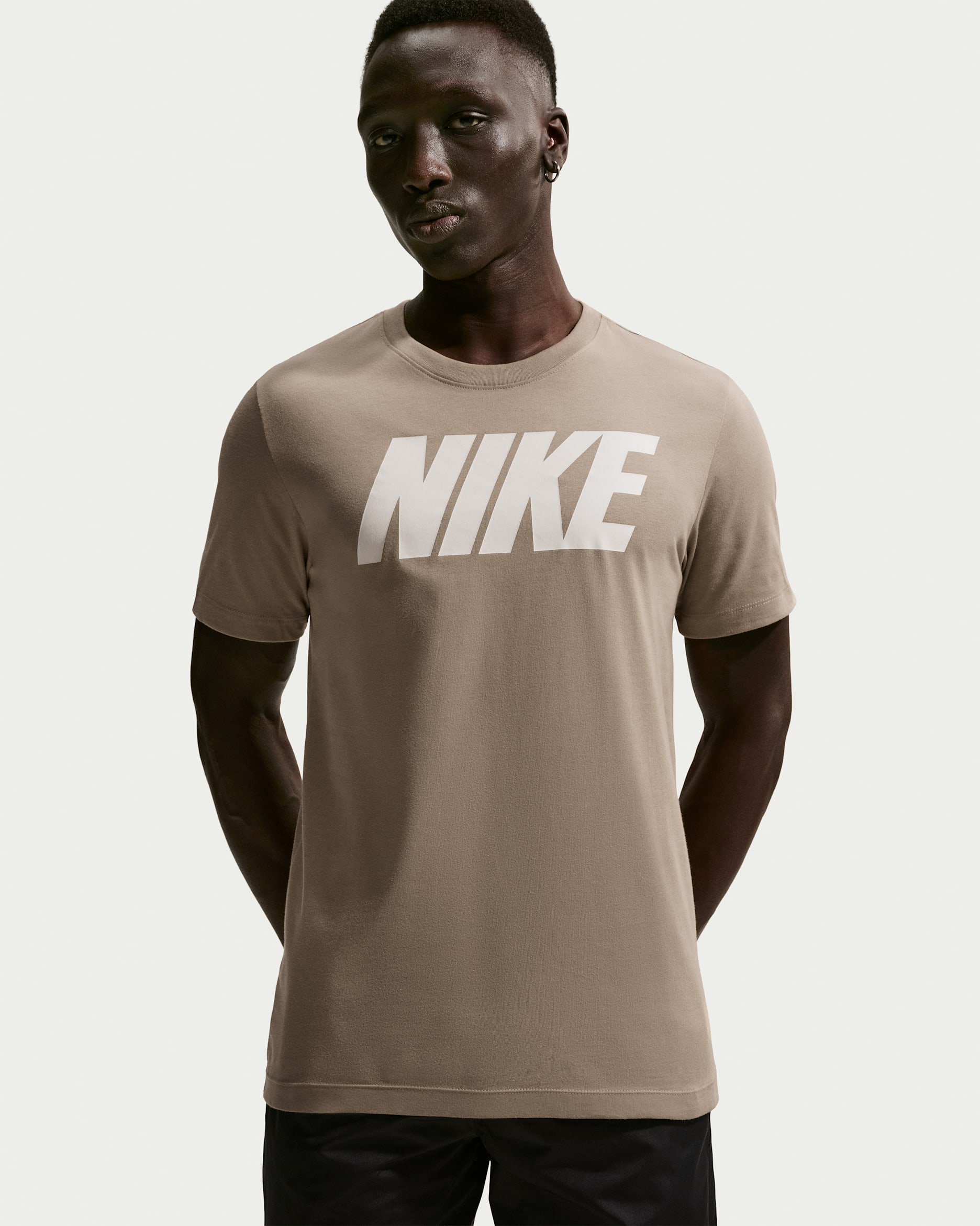 ナイキ スポーツウェア メンズ Tシャツ - カーキ