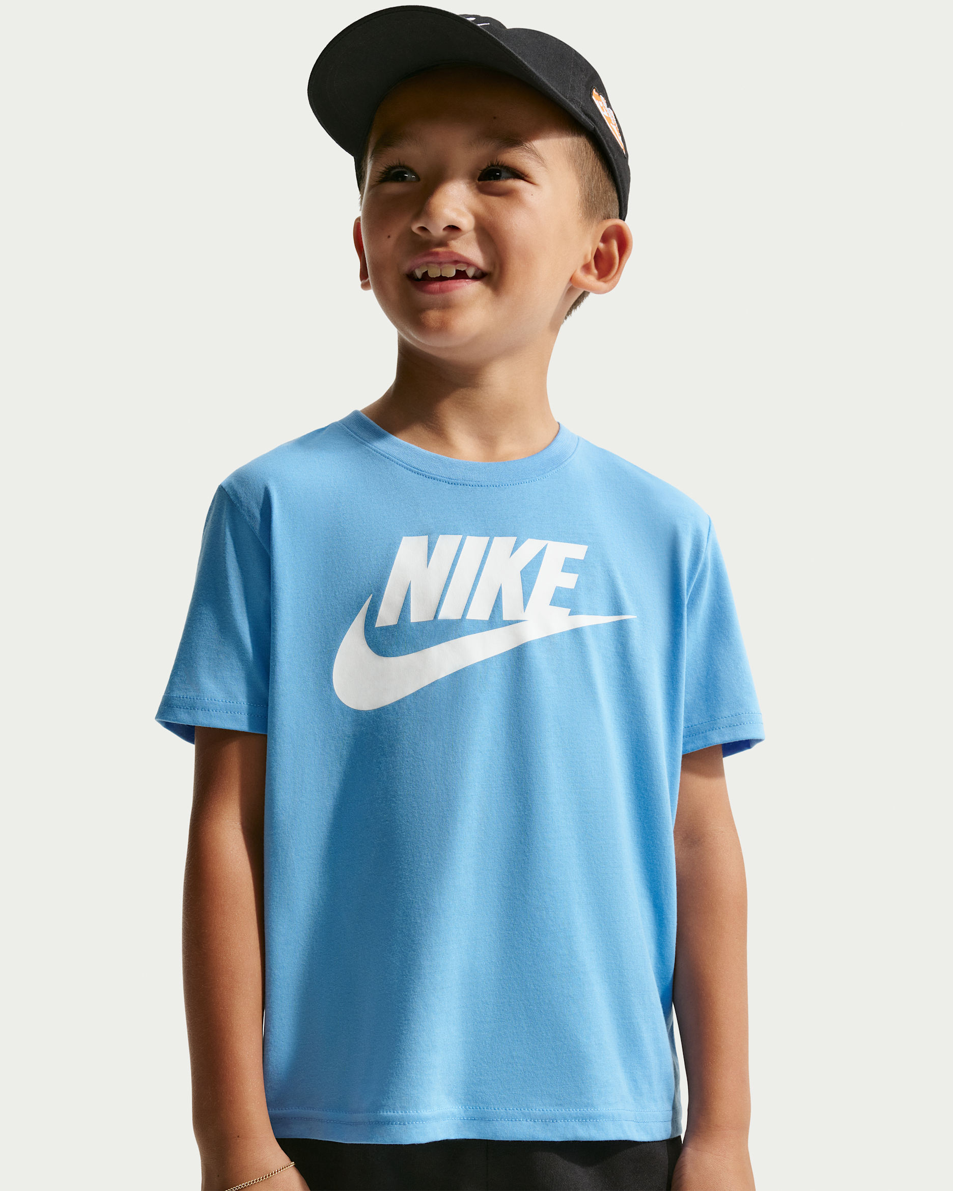 Playera con tenis Air Max para niños de talla pequeña Nike - Azul universitario