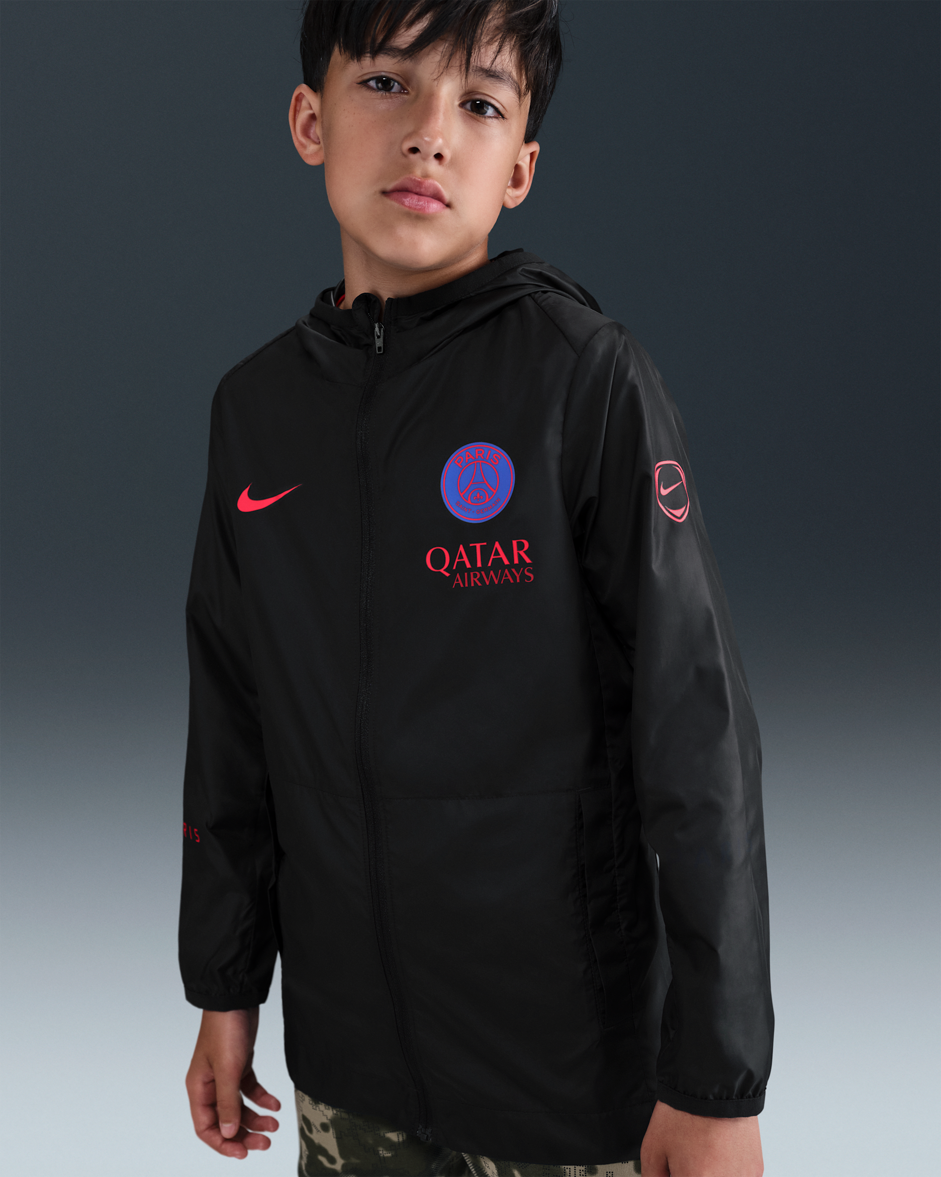 Veste de pluie à capuche de foot Nike Total 90 Paris Saint-Germain Academy Pro 3e tenue pour ado - Noir/Global Red