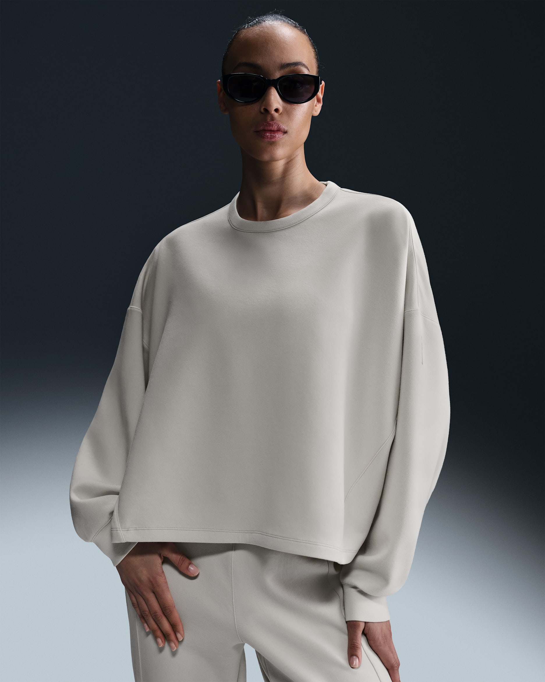 Playera Dri-FIT oversized de cuello redondo para mujer Nike 24.7 ImpossiblySoft - Marrón verdoso claro/Mena de hierro claro