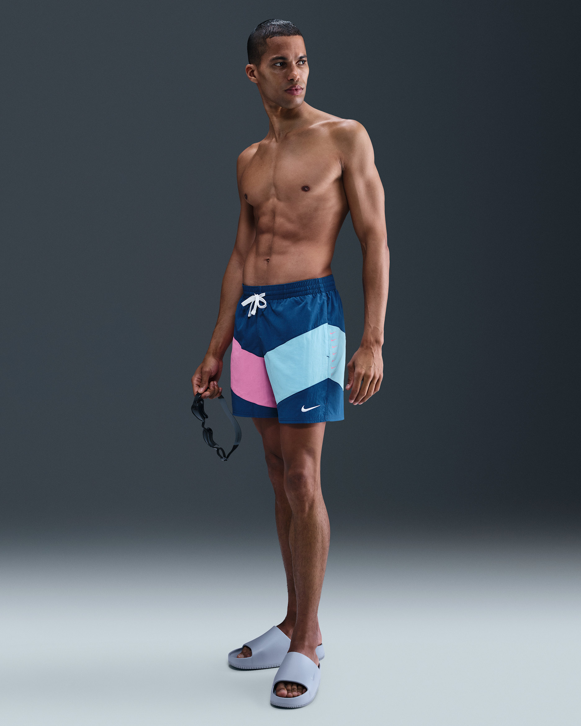 Shorts de voleibol de 13 cm para hombre Nike Swim Multi-Logo Vortex - Azul cancha/Azul acuario/Rosa alegre/Blanco