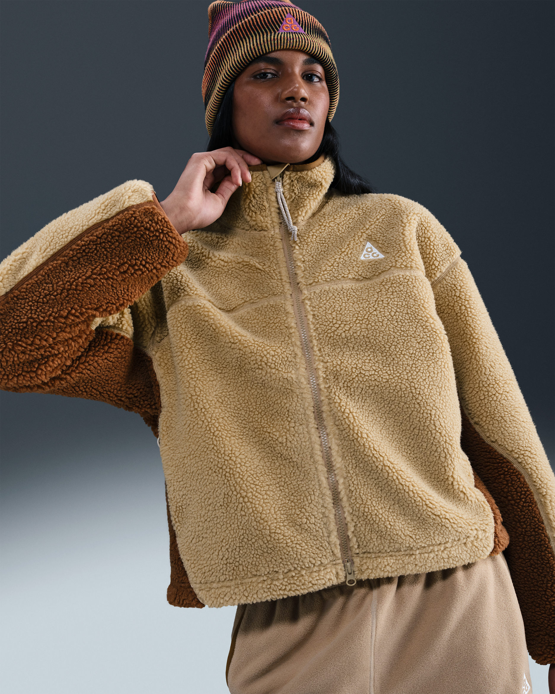 Chamarra de cierre completo Therma-FIT ADV para mujer Nike ACG "Canwell Glacier" - Beige paracaídas/Marrón musgo/Caqui claro/Blanco cumbre