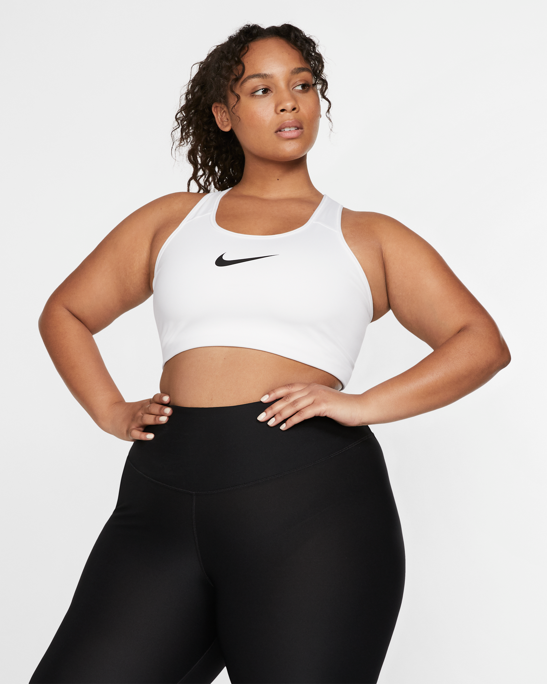 Nike Swoosh Orta Destekli Dolgusuz Kadın Spor Sütyeni (Büyük Beden) - Beyaz/Siyah