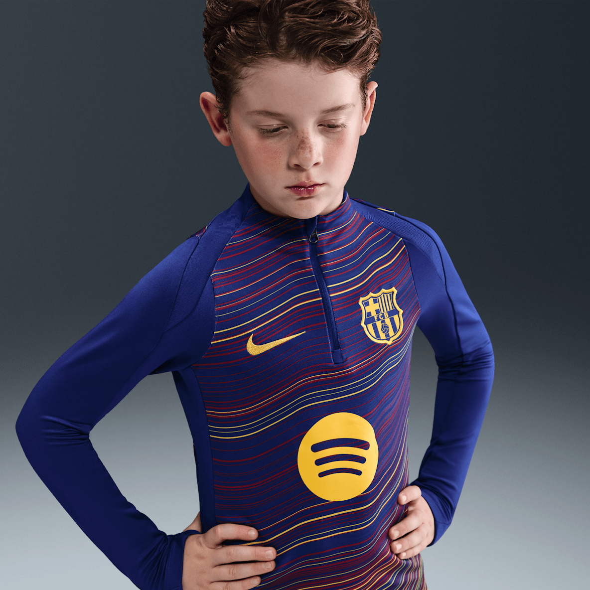 FC Barcelona Strike, domácí FC Barcelona Strike, domácí Předzápasové tréninkové fotbalové tričko Nike Dri-FIT pro větší děti