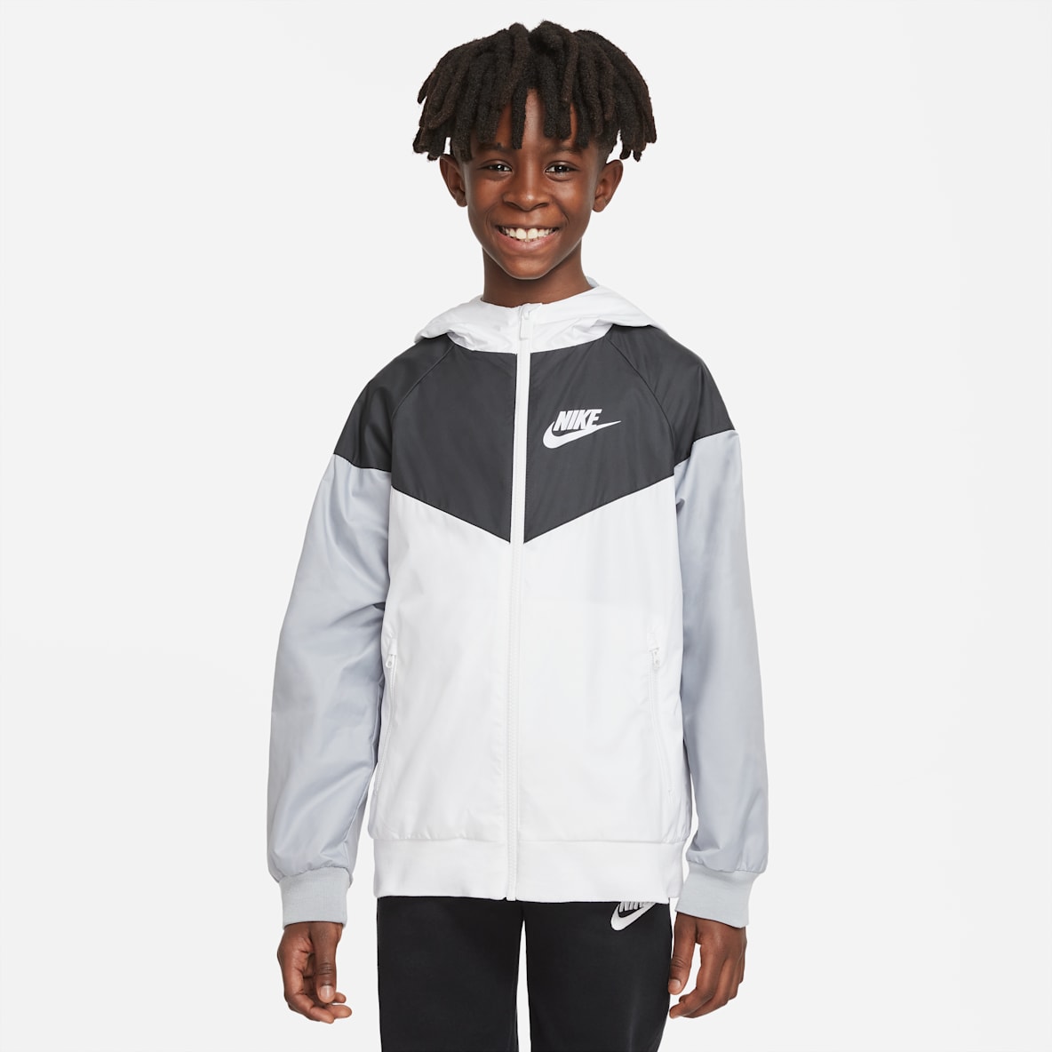 Nike Sportswear Windrunner Chamarra holgada hasta la cadera con gorro para niño talla grande