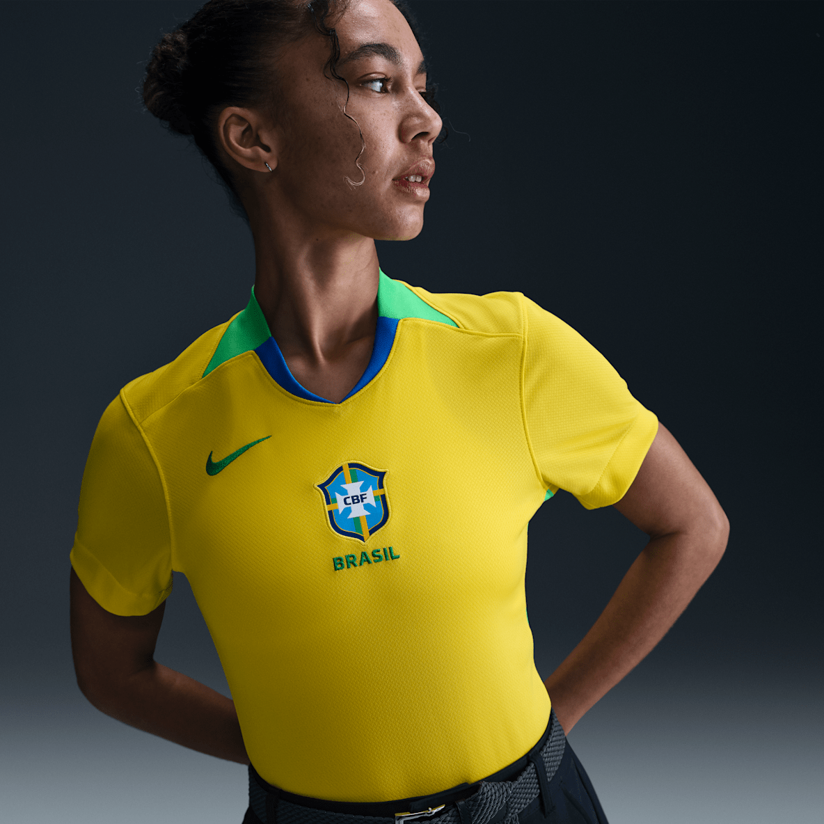 Brasil local 2025 Stadium (equipo femenino) Brasil local 2025 Stadium (equipo femenino) Jersey de fútbol Nike Dri-FIT Replica para mujer