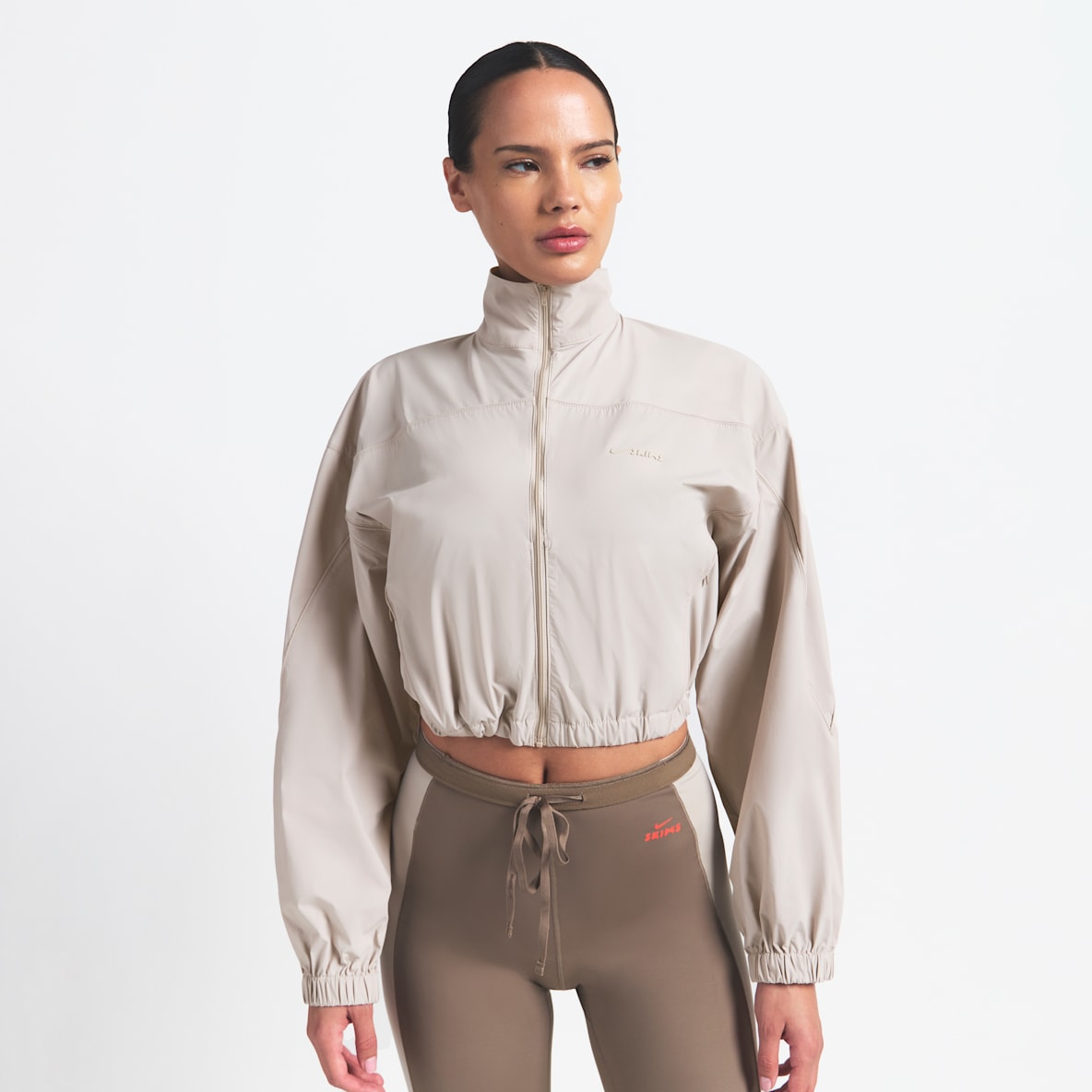 NikeSKIMS Woven Nylon Chamarra cropped para mujer