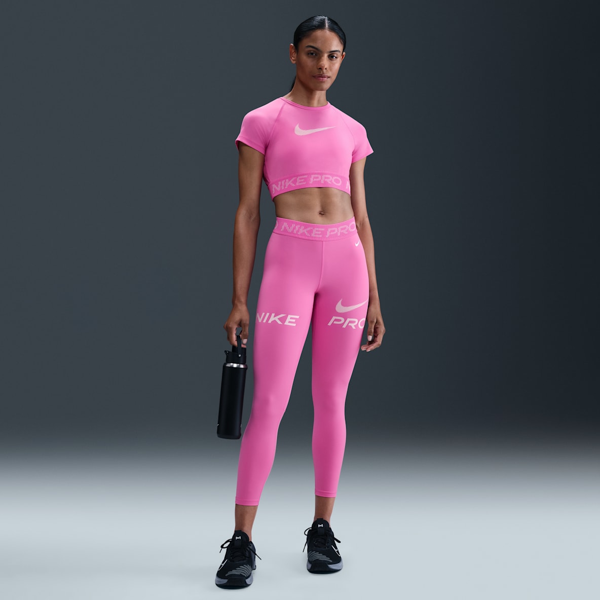 Nike Pro Leggings con gráfico de tiro medio de 7/8 con paneles de malla para mujer