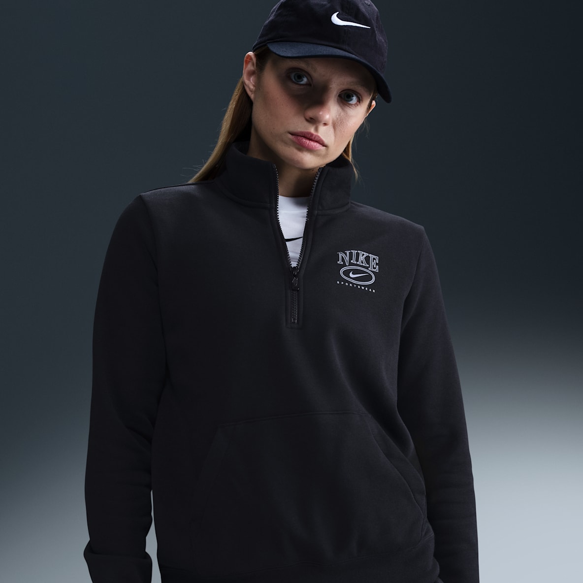 Nike Sportswear Club Fleece Playera de cuello alto con gráfico y medio cierre para mujer
