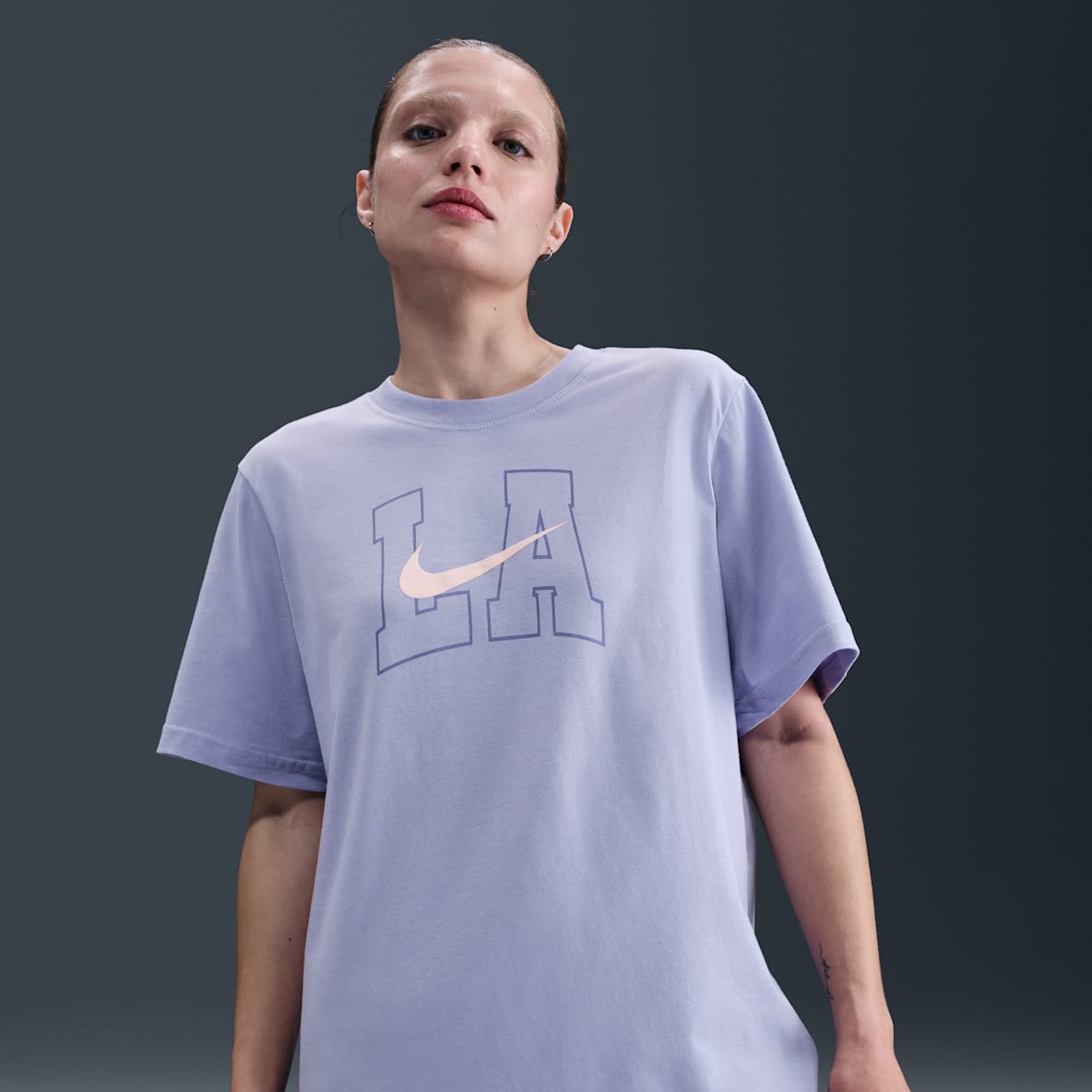 Nike Sportswear Essential Nike Sportswear Essential Playera con gráfico para mujer