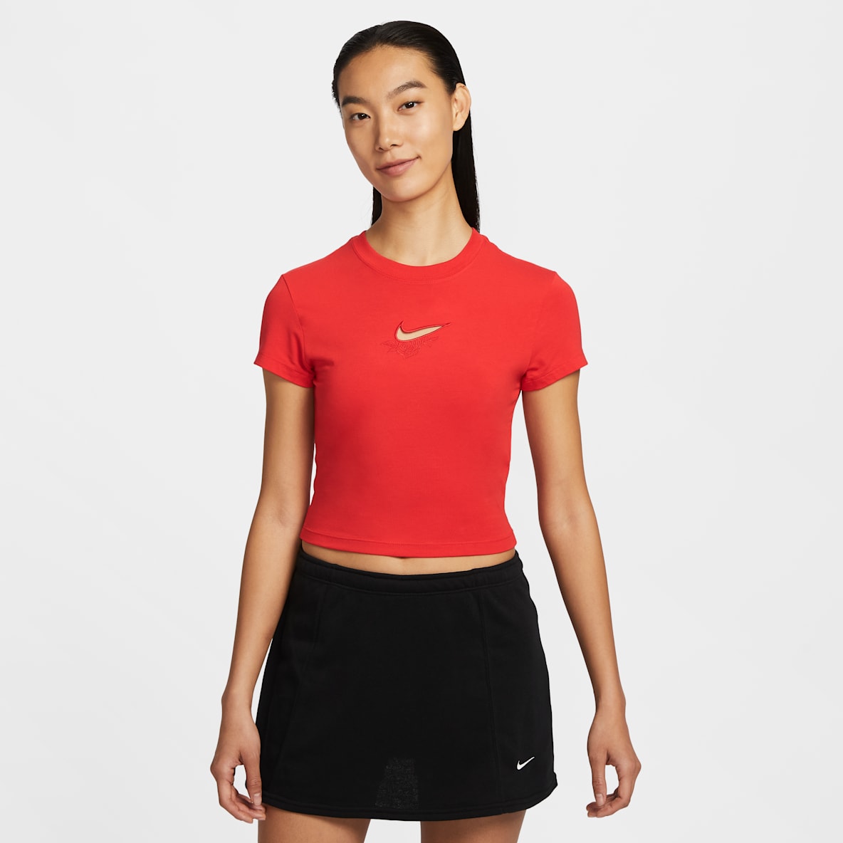 Nike Sportswear Chill Knit Nike Sportswear Chill Knit เสื้อยืดเอวลอยเข้ารูปผู้หญิง