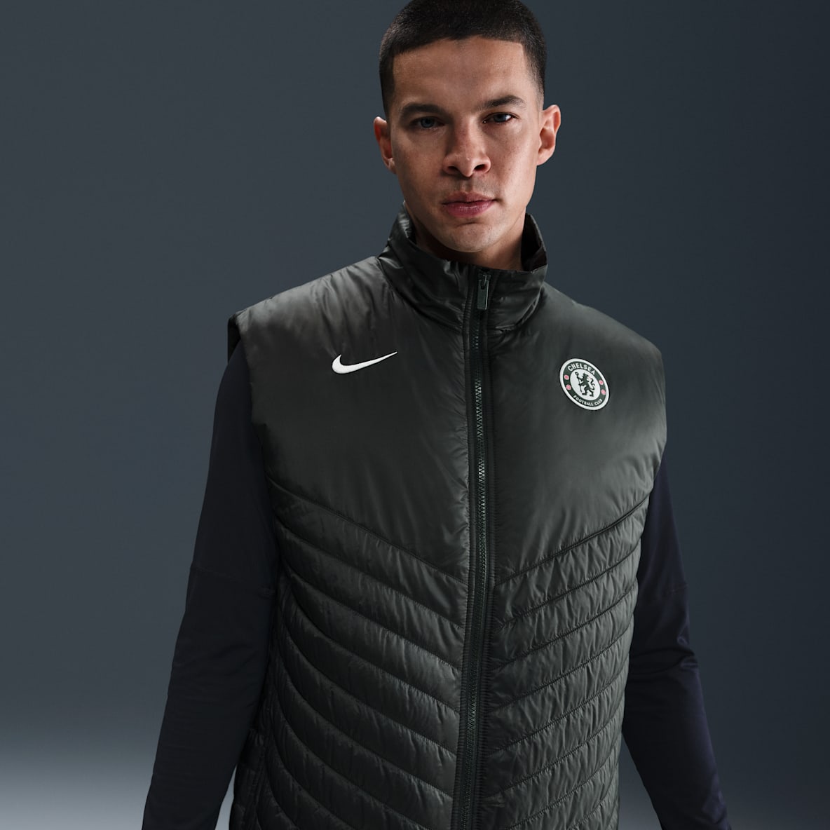 Chelsea F.C. Windrunner Chelsea F.C. Windrunner Men's Nike Therma-FIT Football Midweight Puffer Gilet