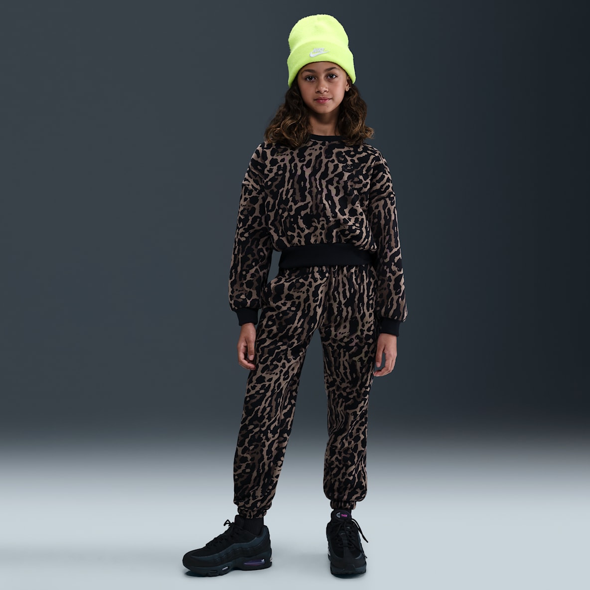 Nike Sportswear Club Fleece Big Kids' (Girls') Boxy Printed Crewneck Sweatshirt