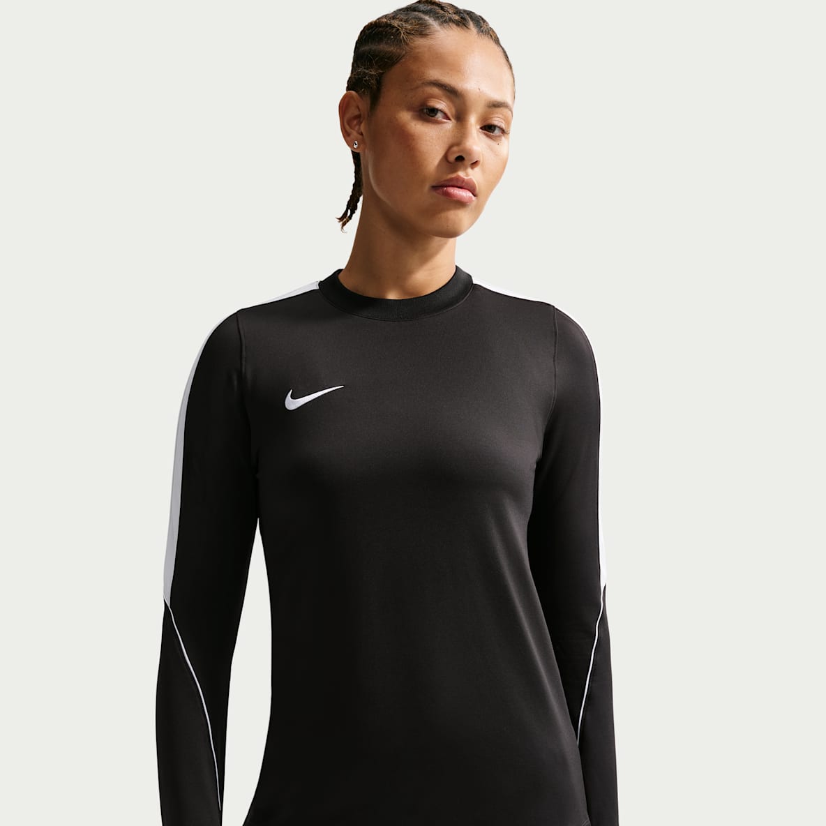 Nike Strike Playera de fútbol de cuello redondo Dri-FIT para mujer