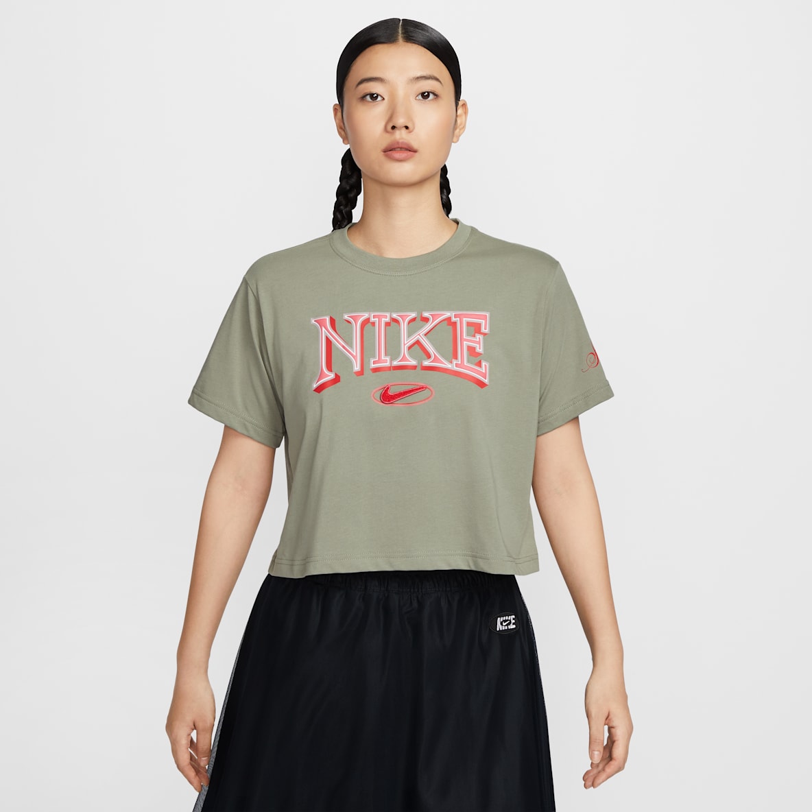 Nike Sportswear เสื้อยืดเอวลอยแขนสั้นผู้หญิงทรงหลวม
