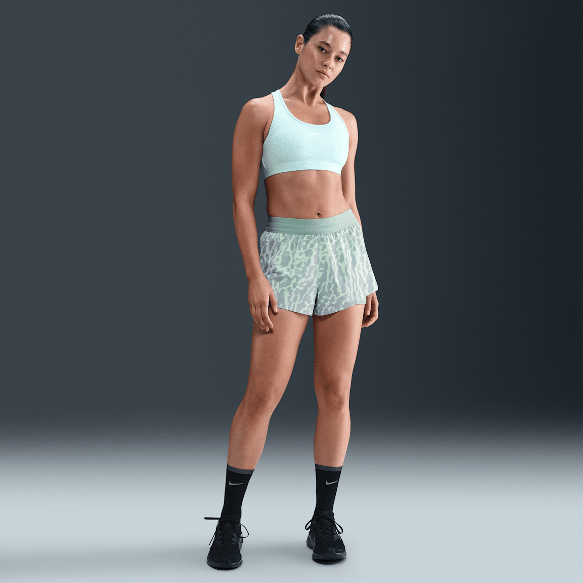 Nike Swift Nike Swift Dri-FIT 2-i-1-løbeshorts med print og en mellemhøj talje til kvinder