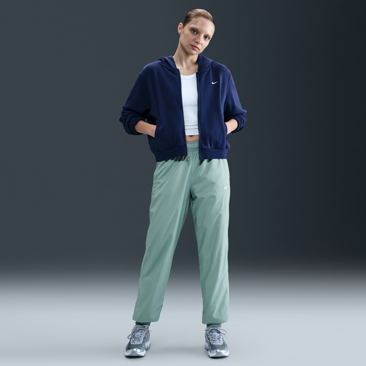 Nike Sportswear Classic Wovens Joggers de tiro medio holgados con protección contra los rayos UV para mujer