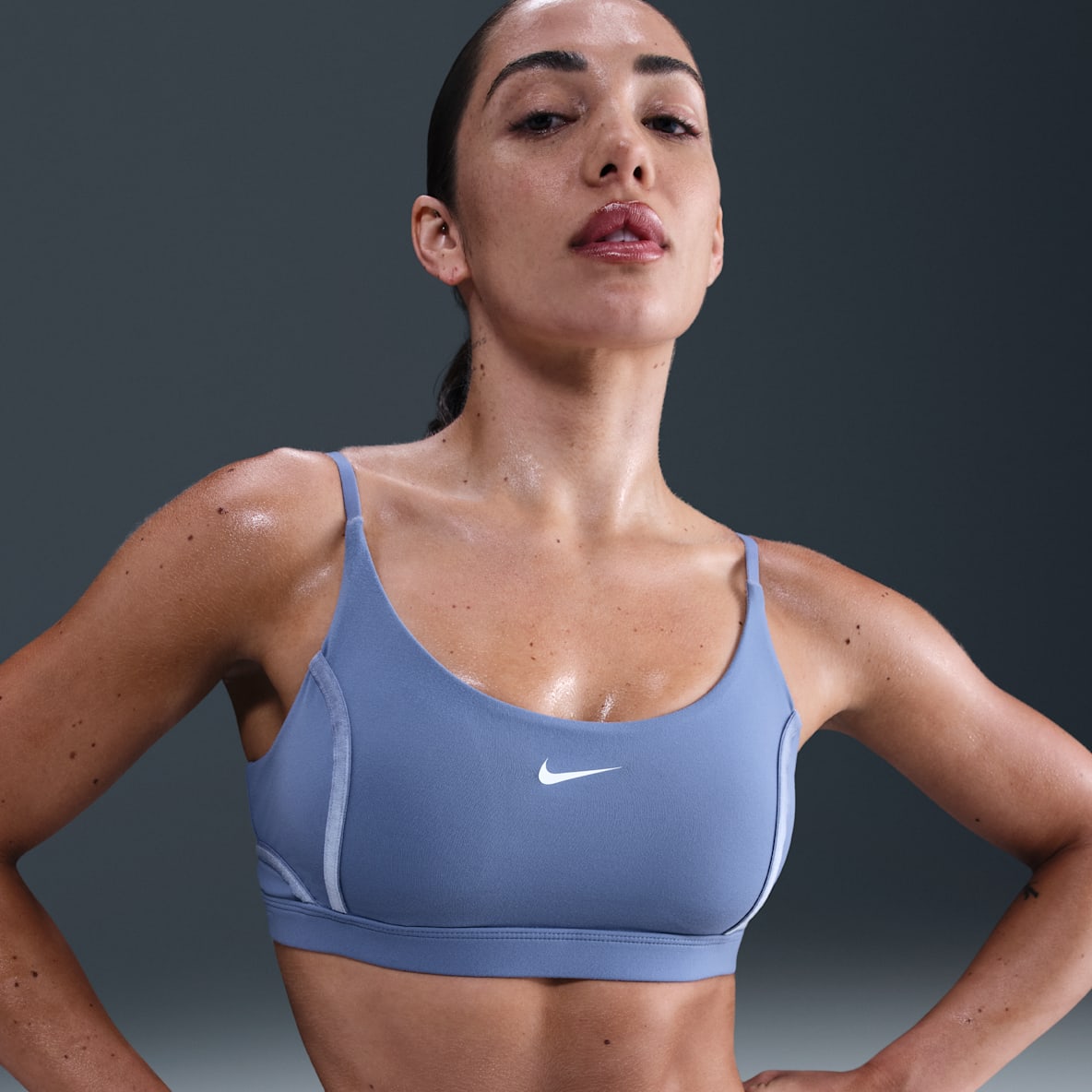 Nike One Nike One Dámská sportovní podprsenka s vycpávkami a lehkou oporou