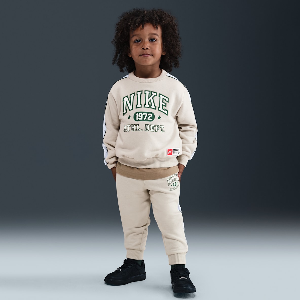 Nike Sportswear Nike Sportswear Toddler P.E. Conjunto de sudadera de cuello redondo y pants de French Terry para bebé (12 a 24 meses)