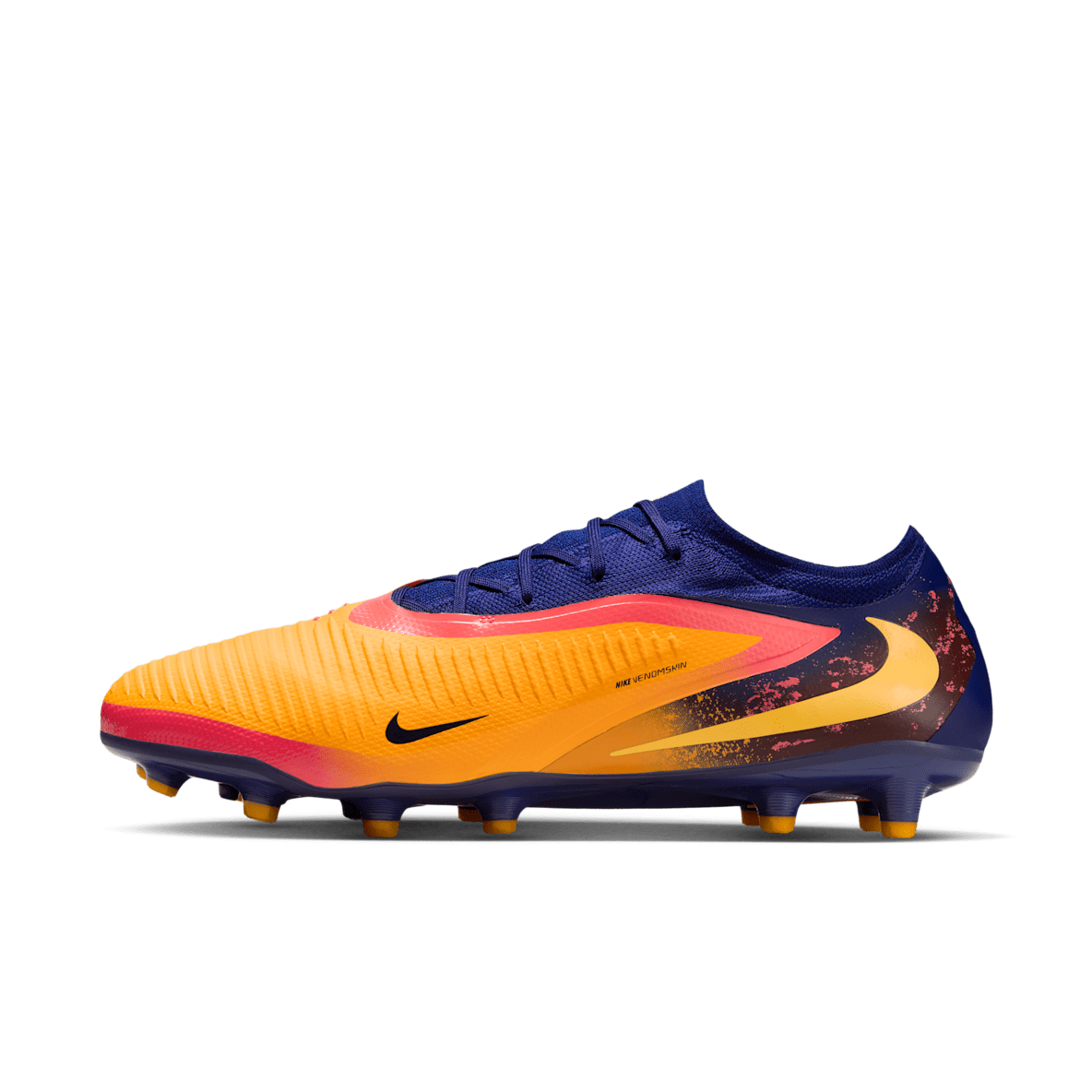 Nike Phantom 6 Low Pro "Erling Haaland" Nike Phantom 6 Low Pro "Erling Haaland" Scarpa da calcio per erba artificiale