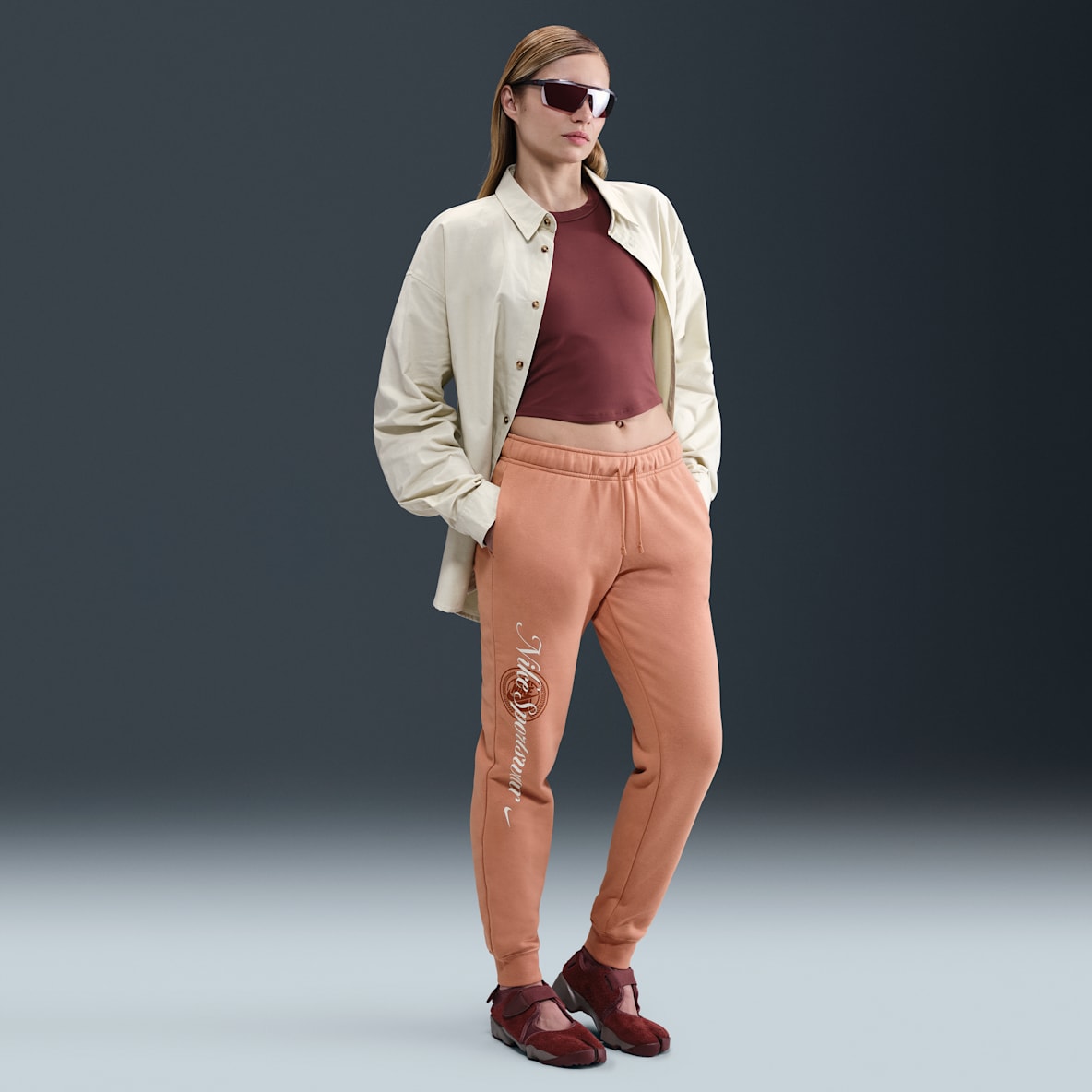Nike Sportswear Club Fleece Pants con gráfico de tiro medio para mujer