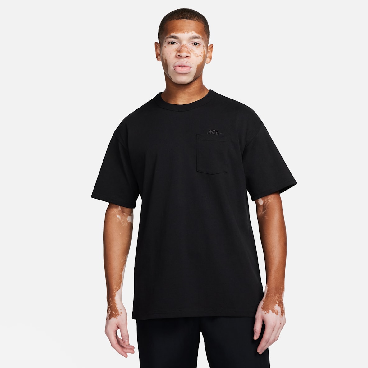 Nike Sportswear Premium Essentials Nike Sportswear Premium Essentials Playera con bolsillo para hombre