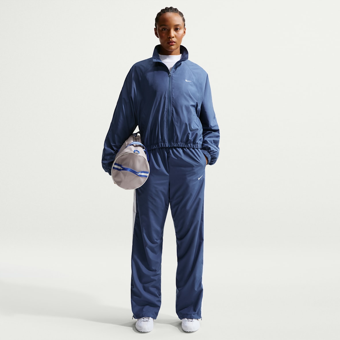 Nike Sportswear Classic Pants de tiro medio con dobladillo abierto para mujer
