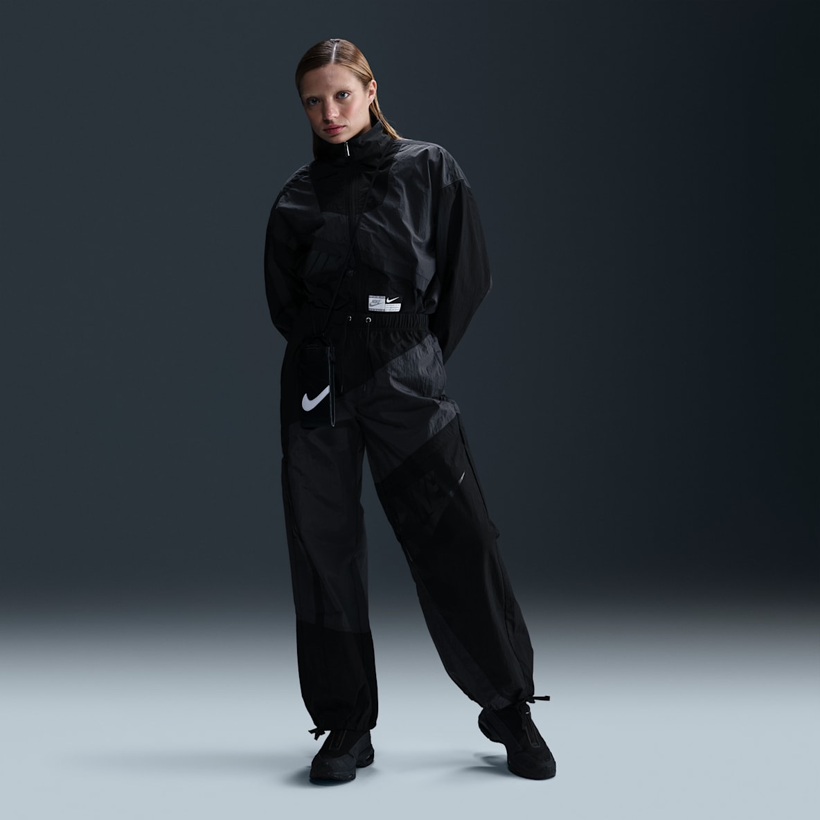 Nike Sportswear Nike Sportswear Pantaloni a vita media in tessuto con bordo aperto – Donna