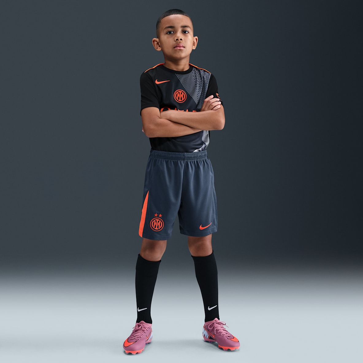 Inter Milan 2025/26 Stadium harmadik Inter Milan 2025/26 Stadium harmadik Nike Dri-FIT Total 90 replika futballrövidnadrág nagyobb gyerekeknek