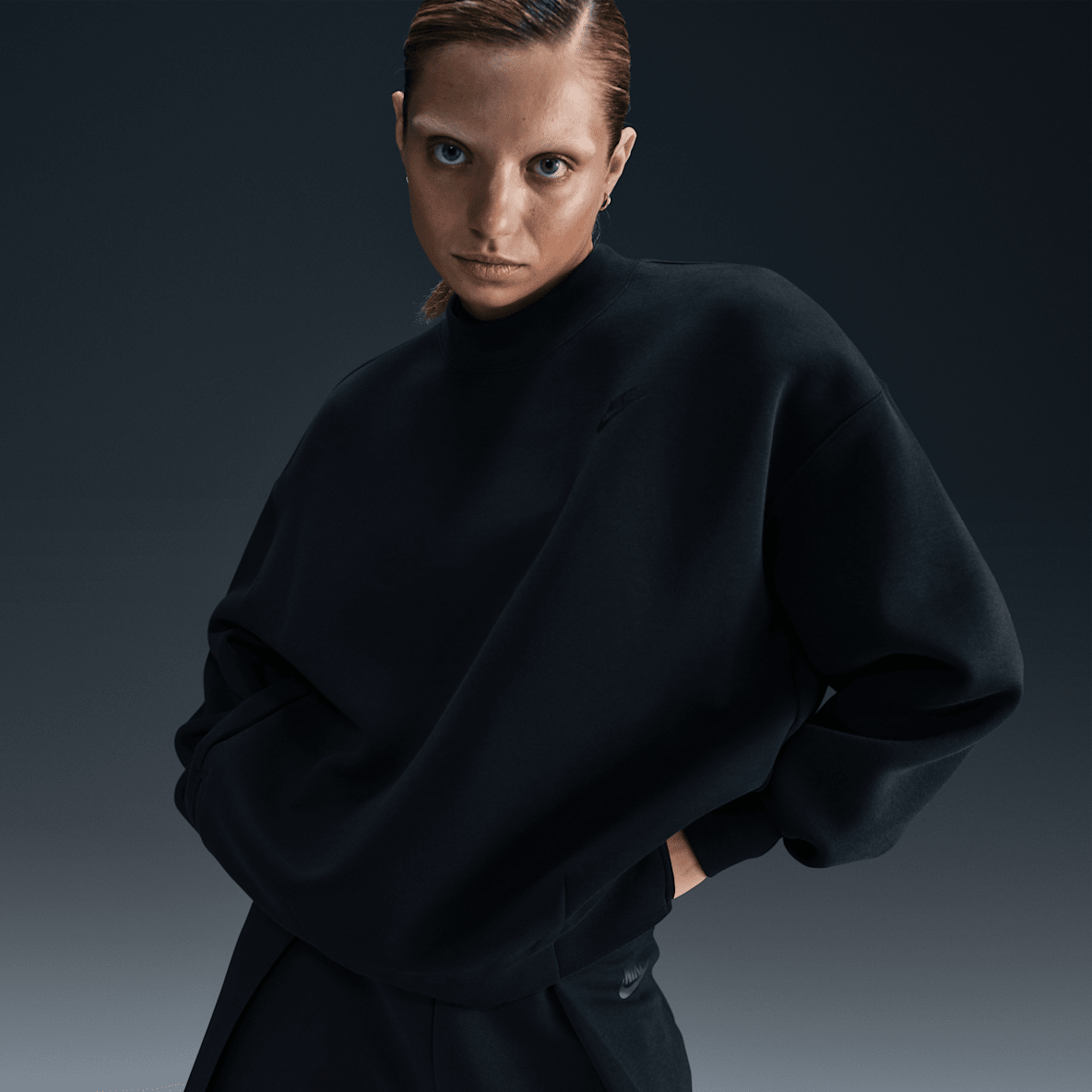 Nike Sportswear Tech Fleece Nike Sportswear Tech Fleece Women's Oversized Crew-Neck Sweatshirt
