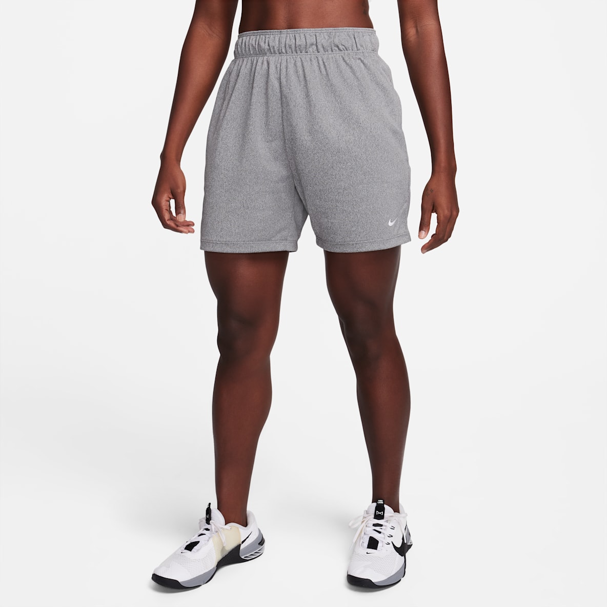 Nike Attack Shorts de fitness sin forro de tiro medio Dri-FIT de 13 cm para mujer