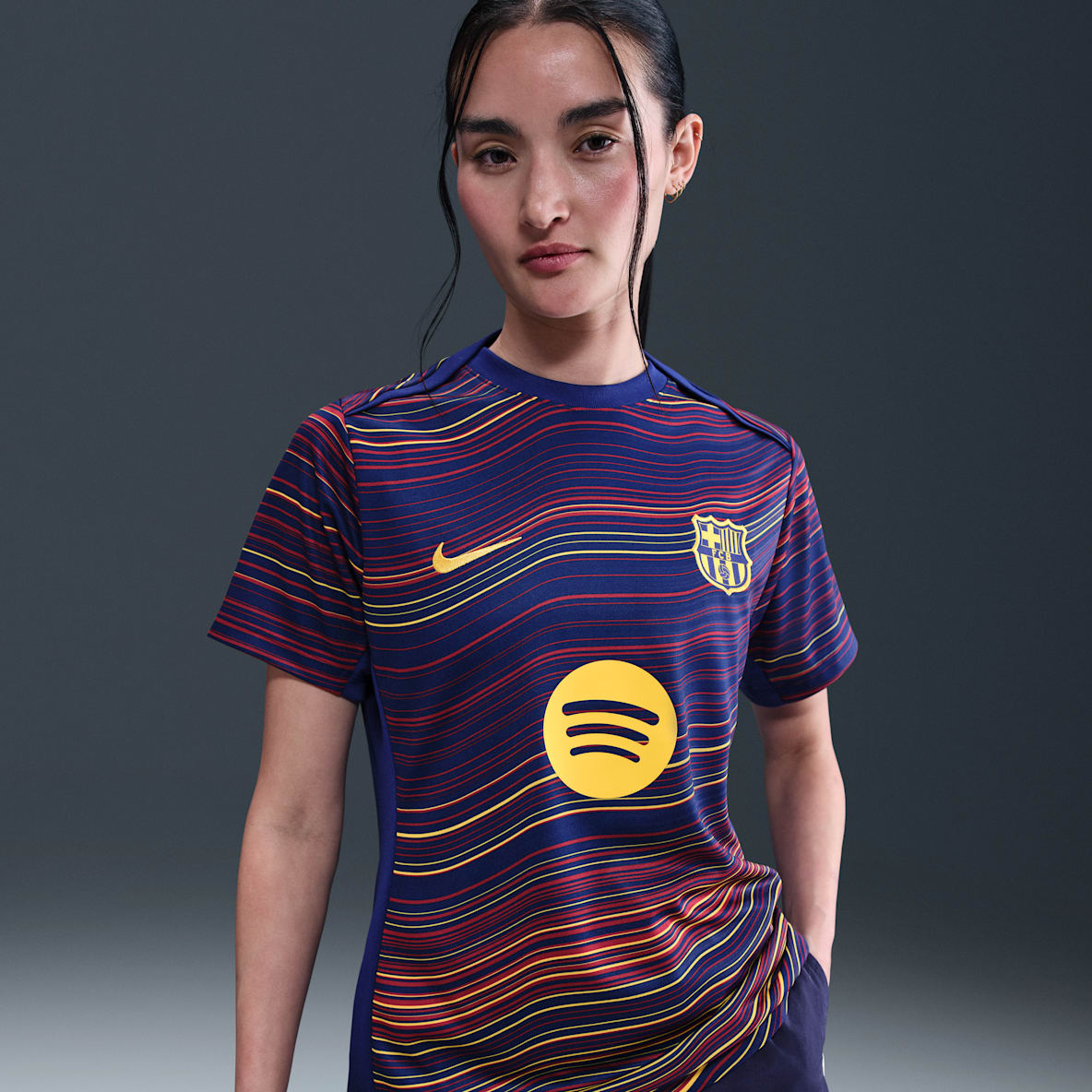 F.C. Barcelona Academy Pro Home F.C. Barcelona Academy Pro Home Women's Nike Dri-FIT Football Pre-Match Short-Sleeve Top