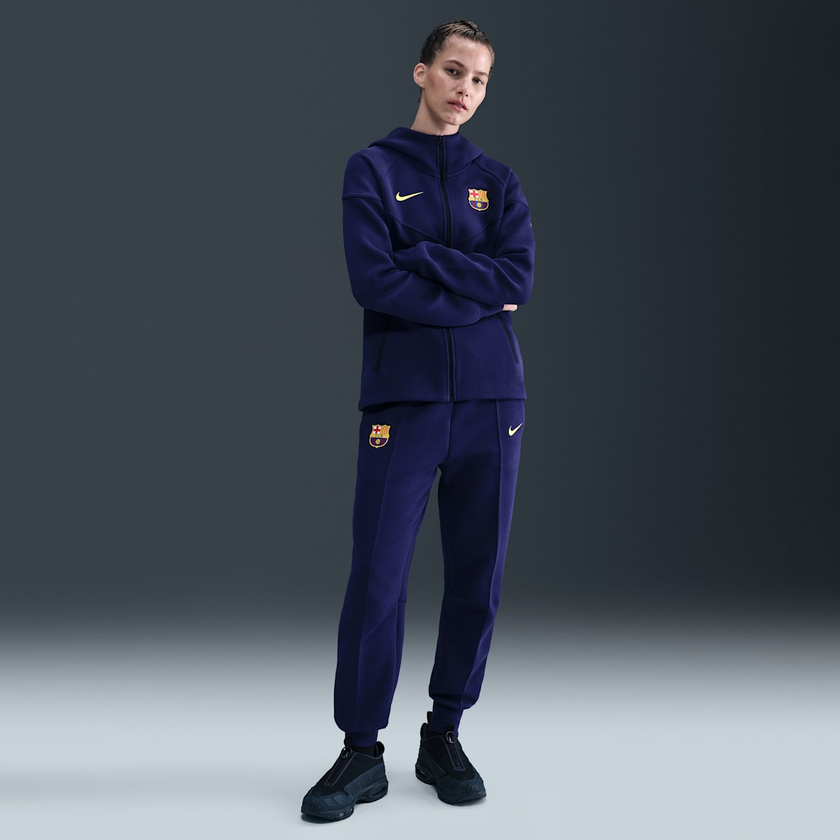 FC Barcelona Tech FC Barcelona Tech Nike Football joggebukse i fleece med mellomhøyt liv til dame