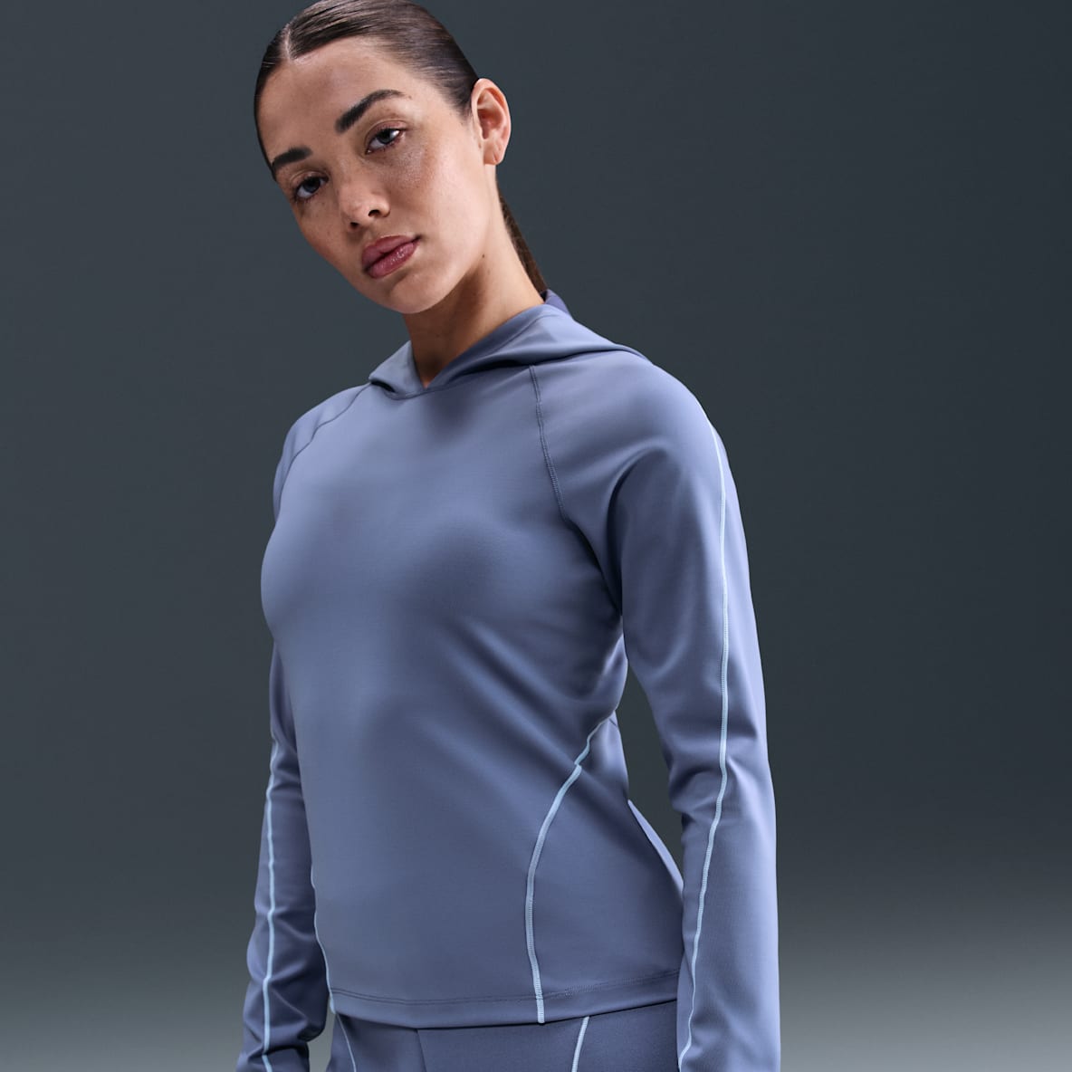 Nike Universa Nike Universa Playera de manga larga Dri-FIT de ajuste slim con gorro para mujer