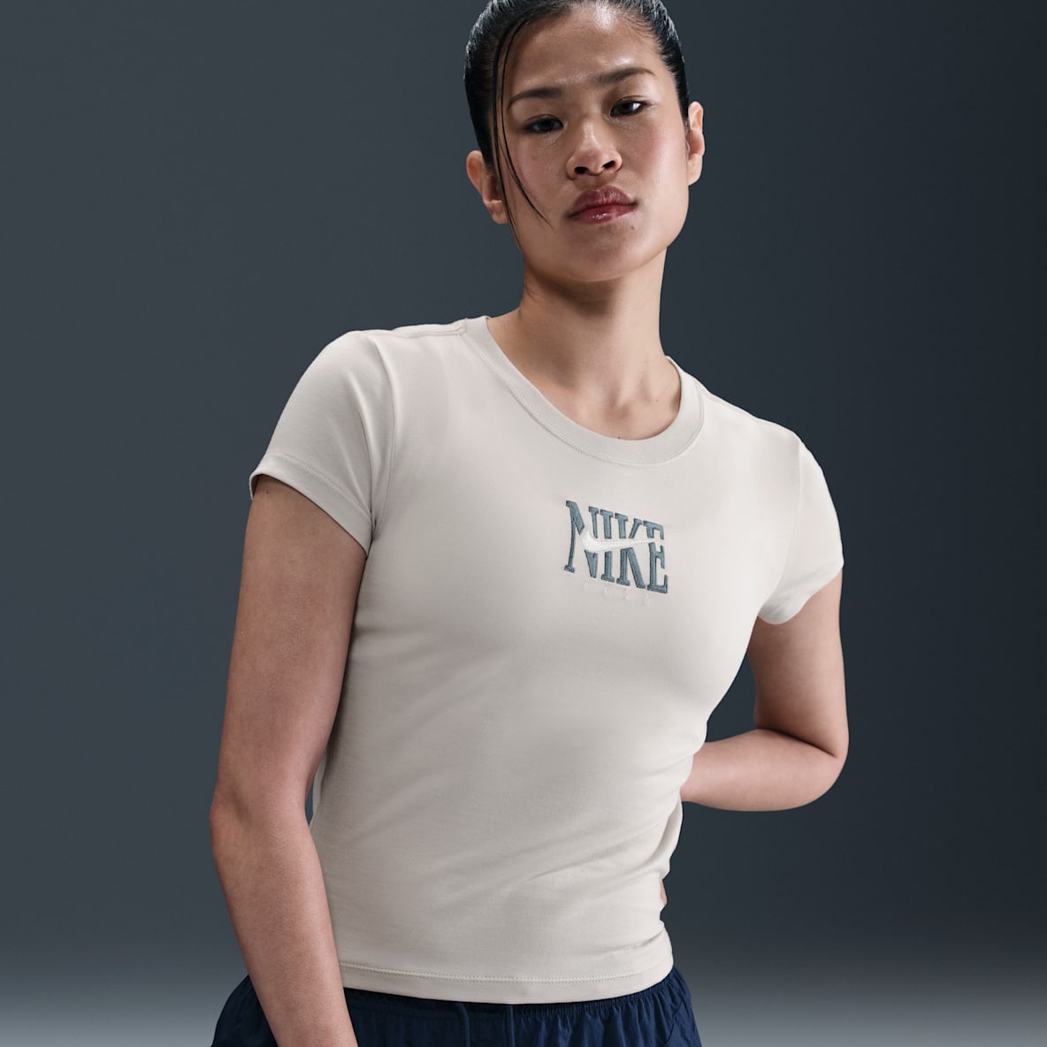 ナイキ スポーツウェア ナイキ スポーツウェア ウィメンズ スリム ショートスリーブ グラフィック Tシャツ