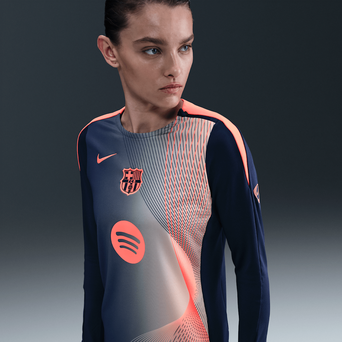 FC Barcelona Strike (tredjedrakt) FC Barcelona Strike (tredjedrakt) Nike Dri-FIT Total 90 fotballoverdel med rund hals til oppvarming til dame