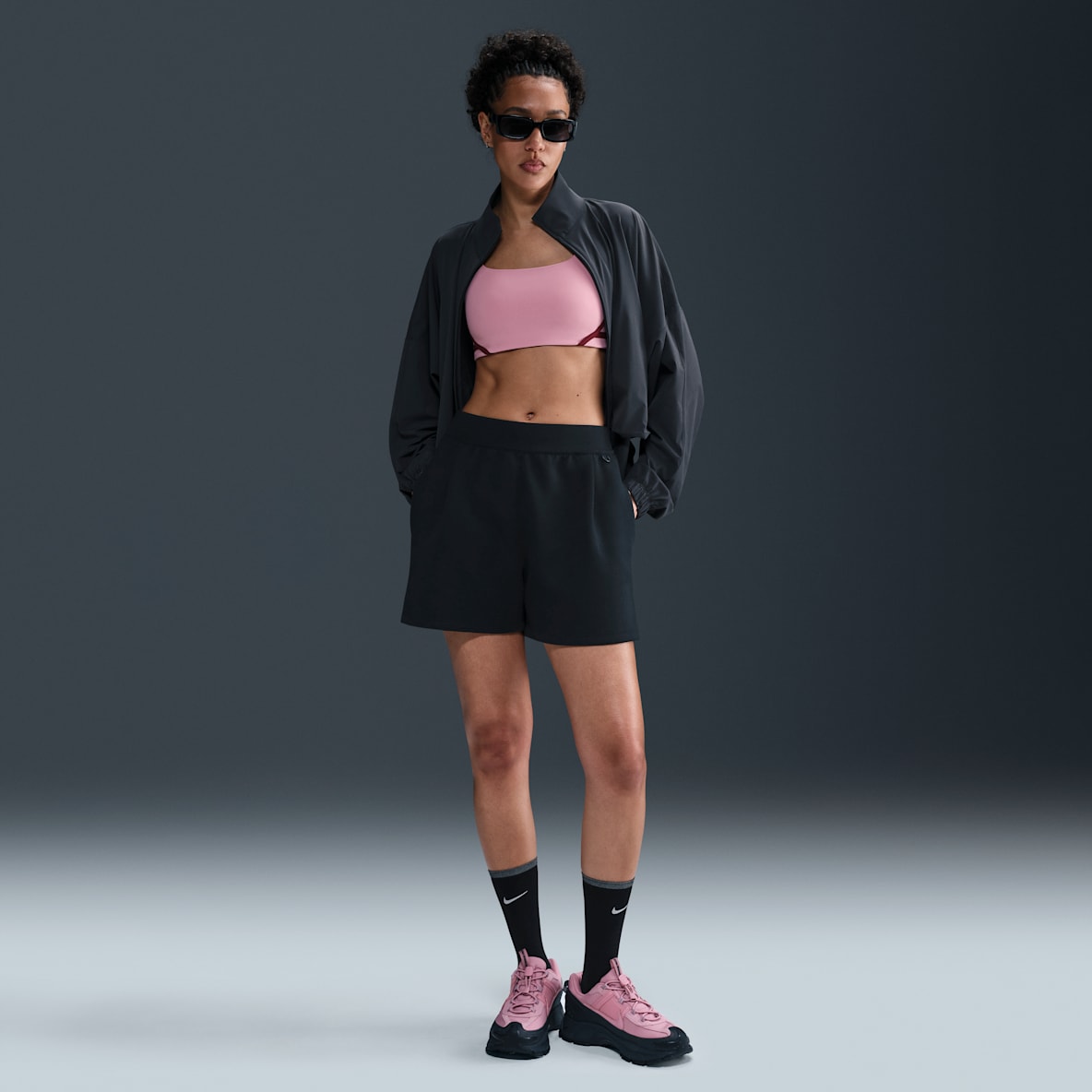 Nike 24.7 ImpossiblySoft Nike 24.7 ImpossiblySoft Shorts Dri-FIT de tiro medio holgados de 10 cm para mujer