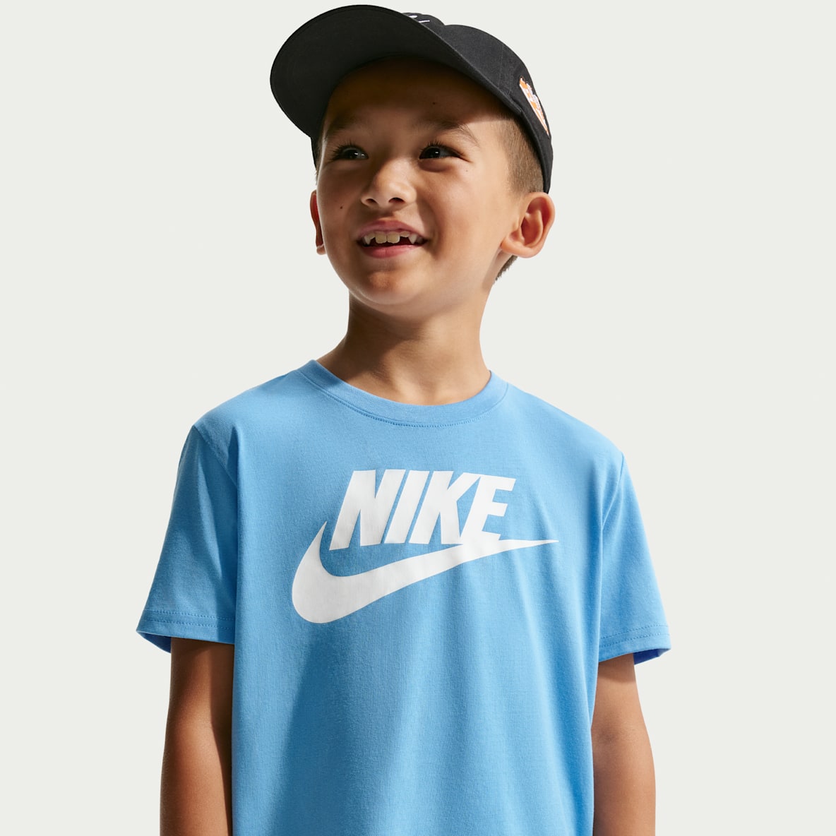Nike Playera con tenis Air Max para niños de talla pequeña