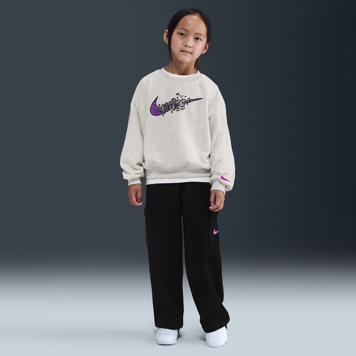 Nike Nike Conjunto de sudadera de cuello redondo sin cierre y pants cargo de French Terry para niños talla pequeña