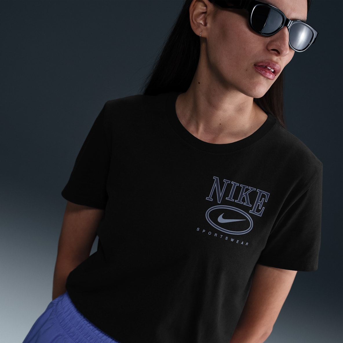 Nike Sportswear Club Nike Sportswear Club Playera con gráfico de manga corta para mujer