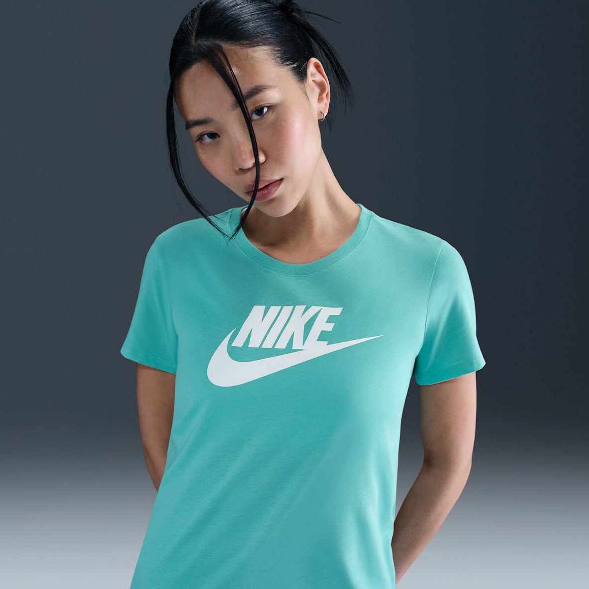 Nike Sportswear Essentials เสื้อยืดผู้หญิงมีโลโก้