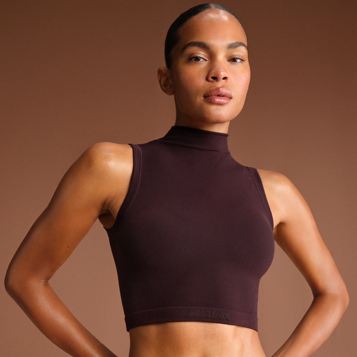 NikeSKIMS Vintage Seamless NikeSKIMS Vintage Seamless Bra de corte largo con cuello alto para mujer