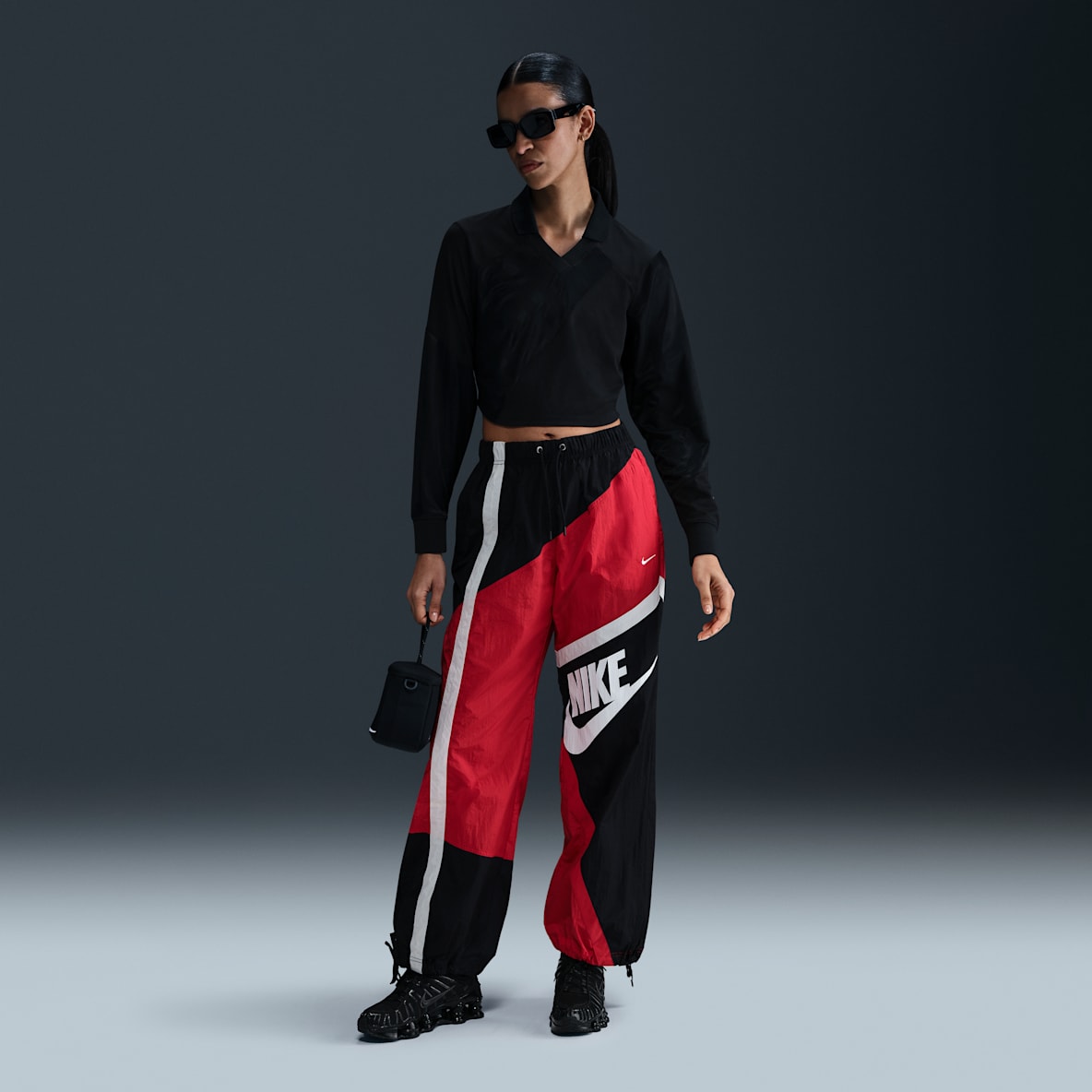 Nike Sportswear Pants de tejido Woven de tiro medio holgados con dobladillo abierto para mujer