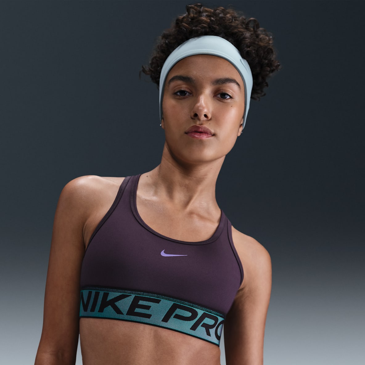 Nike Pro Swoosh Nike Pro Swoosh Sport-BH mit glänzenden Akzenten (ältere Kinder)