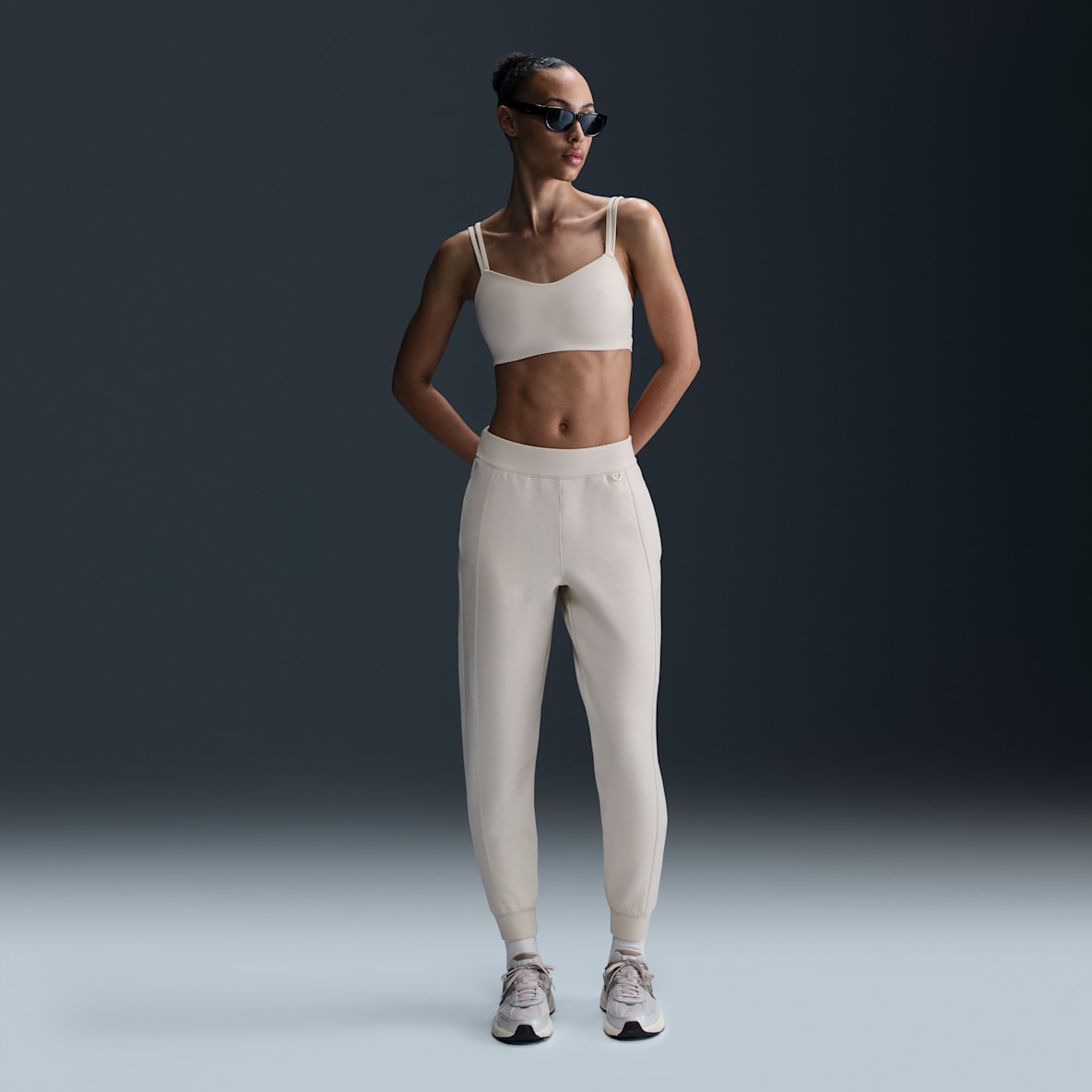 Nike 24.7 ImpossiblySoft Nike 24.7 ImpossiblySoft 女款 Dri-FIT 中腰運動褲