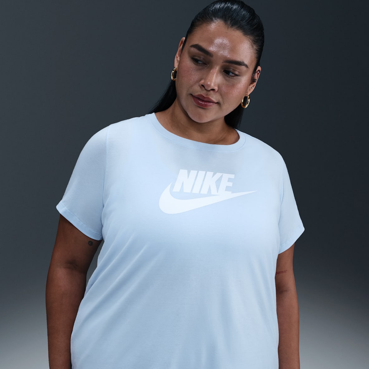 Nike Sportswear Essentials Nike Sportswear Essentials Playera para mujer (talla grande) con logotipo