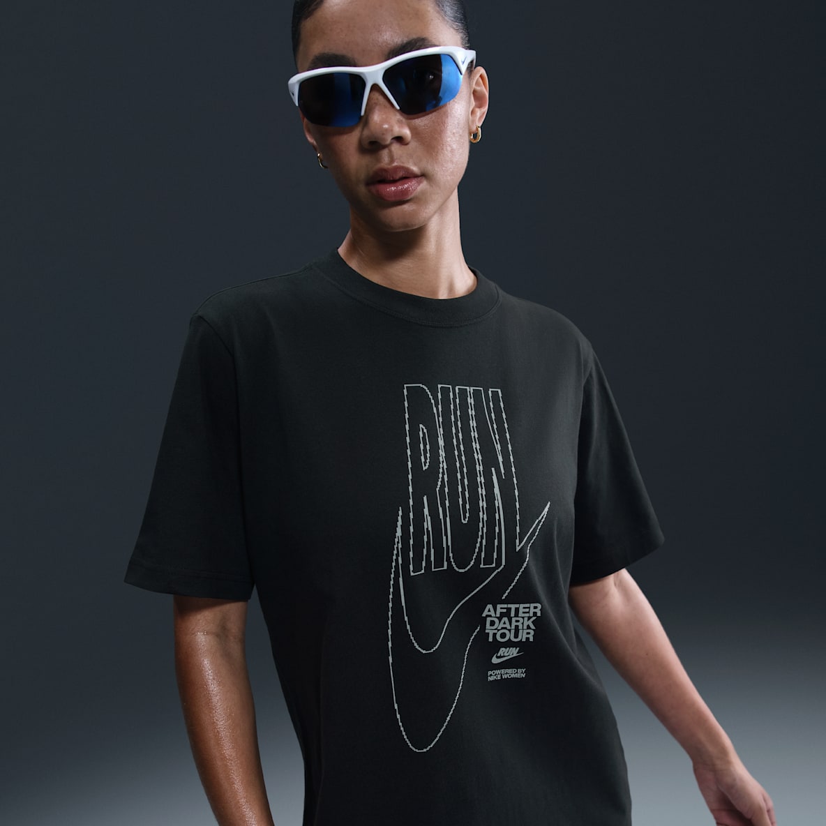 Nike After Dark Tour Nike After Dark Tour Playera de manga corta con gráfico oversized para mujer