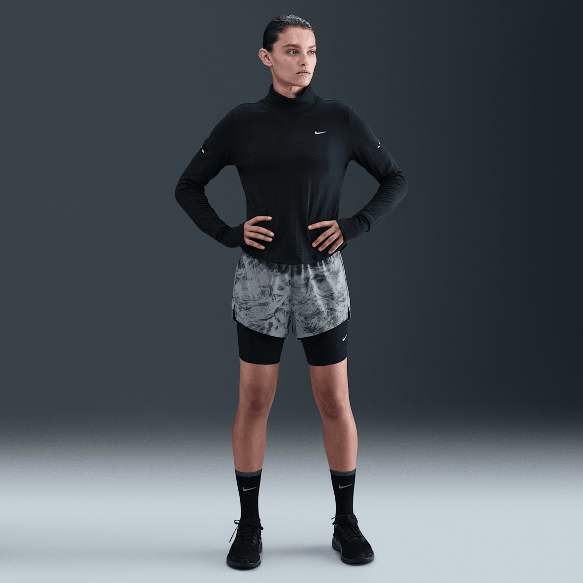 Nike Swift Nike Swift Γυναικείο σορτς 2 σε 1 μεσαίου καβάλου με ανακλαστικό σχέδιο